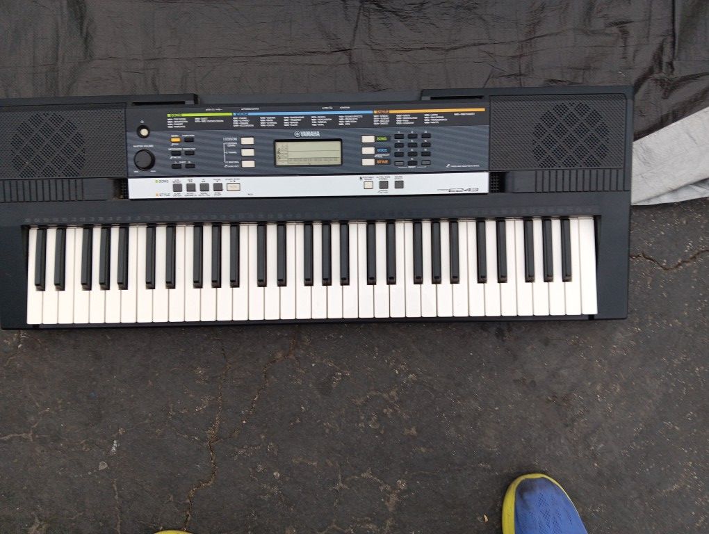 Yamaha PSR E243 KEYBOARD