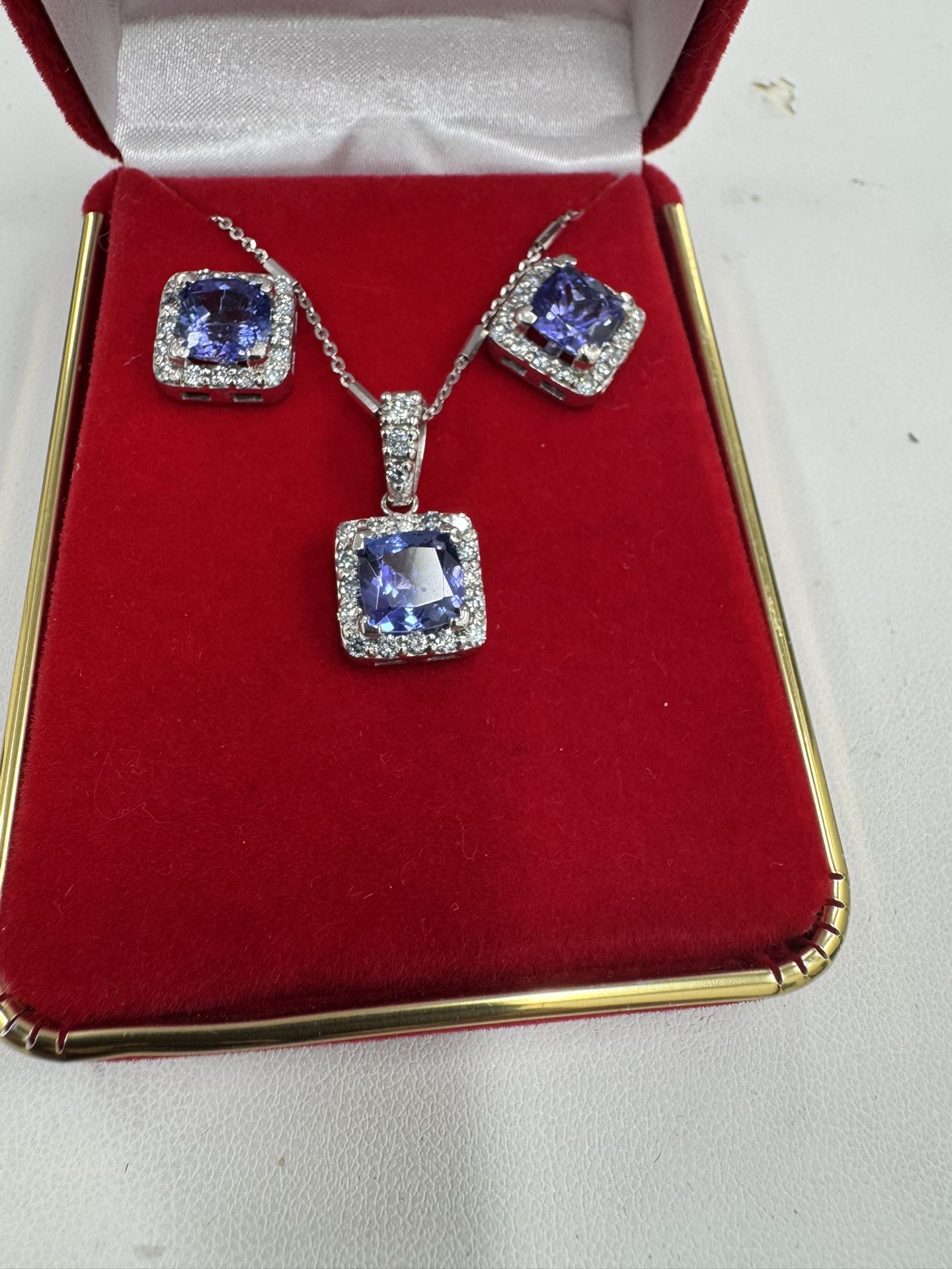 COMPRAMOS Y VENDEMOS ORO Y DIAMANTES. WE BUY GOLD AND DIAMONDS. Compramos boletas de empeño. We bought pawn ticket