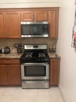 Stainless steel fridge, gas stove, oven, microwave/vent, and garbage/recycling