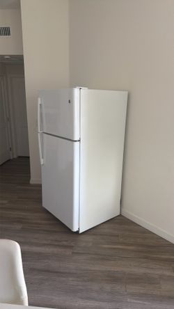 GE 20.8 CU. FT. TOP-FREEZER REFRIGERATOR