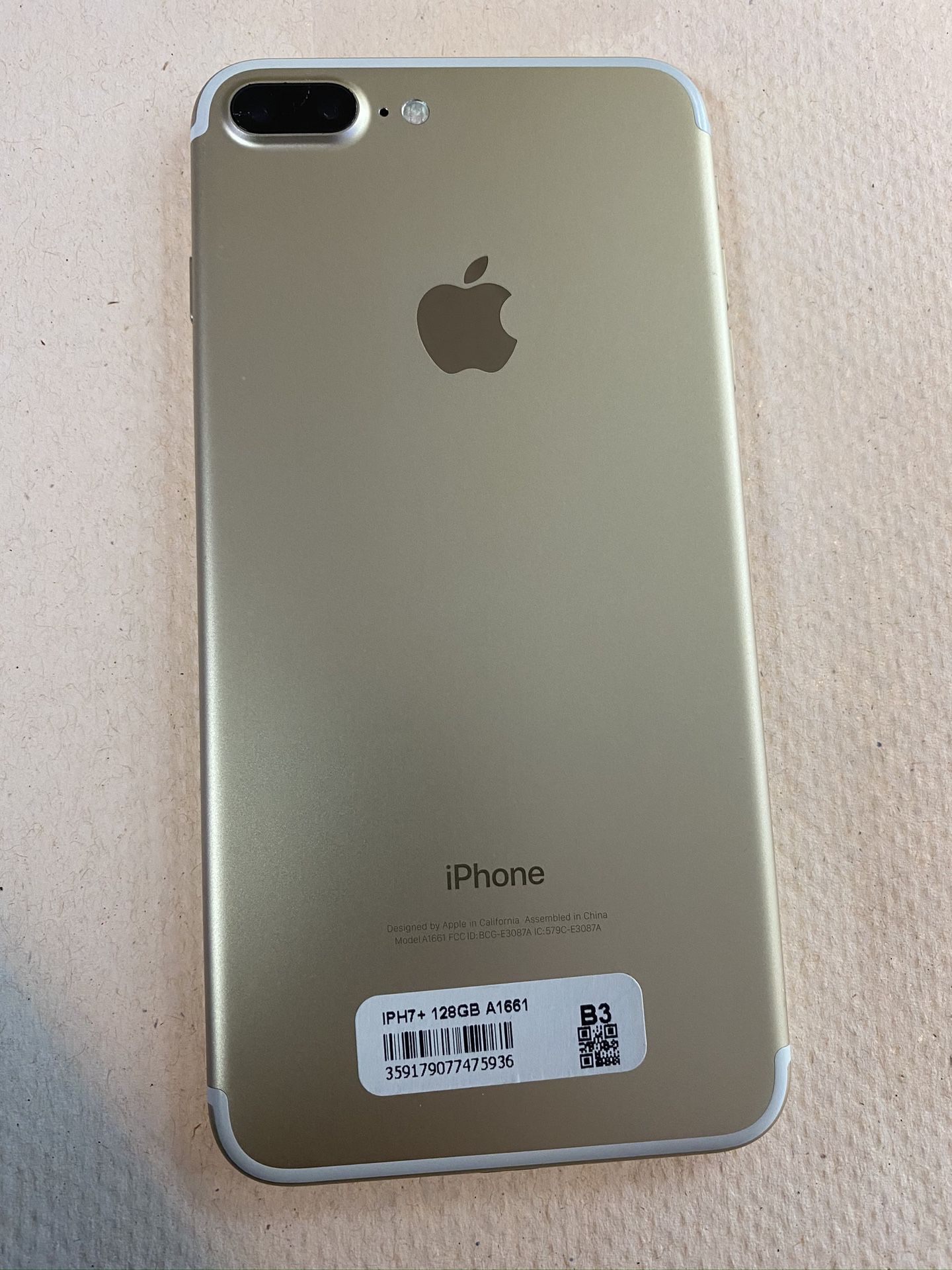 iphone 7+ 128 go factory unlocked mint condition gold.