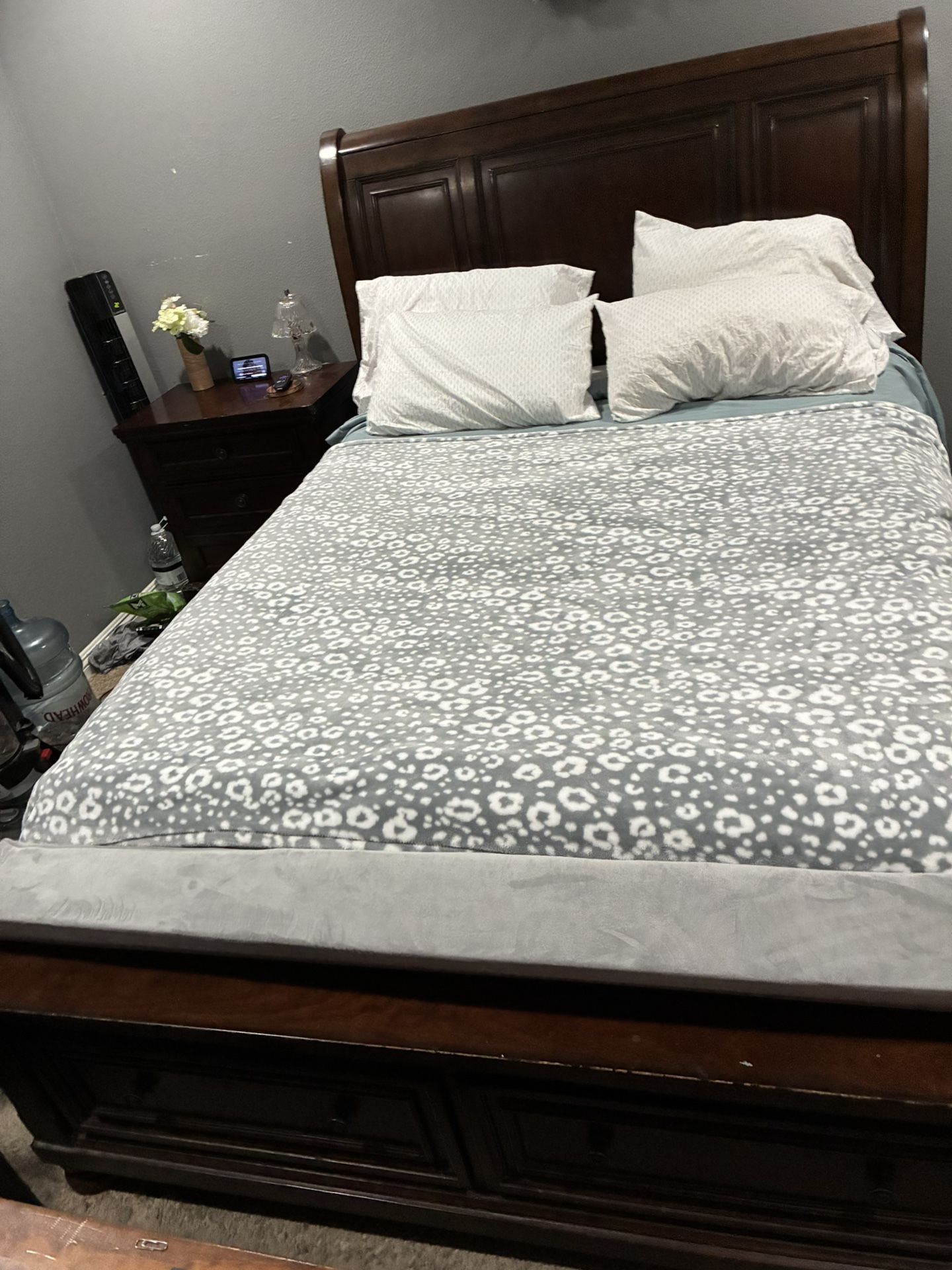 Queen Bedroom Furniture Set