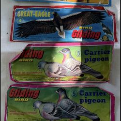 Vintage Gliding Bird Toys – Set of 4 Retro styrofoam flying bird toys with colorful front and back designs. Includes birds like Carrier Pigeon, Shrike