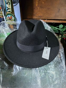 New womens never worn fadora with tags still on.