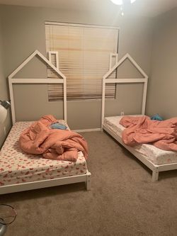Twin house bed