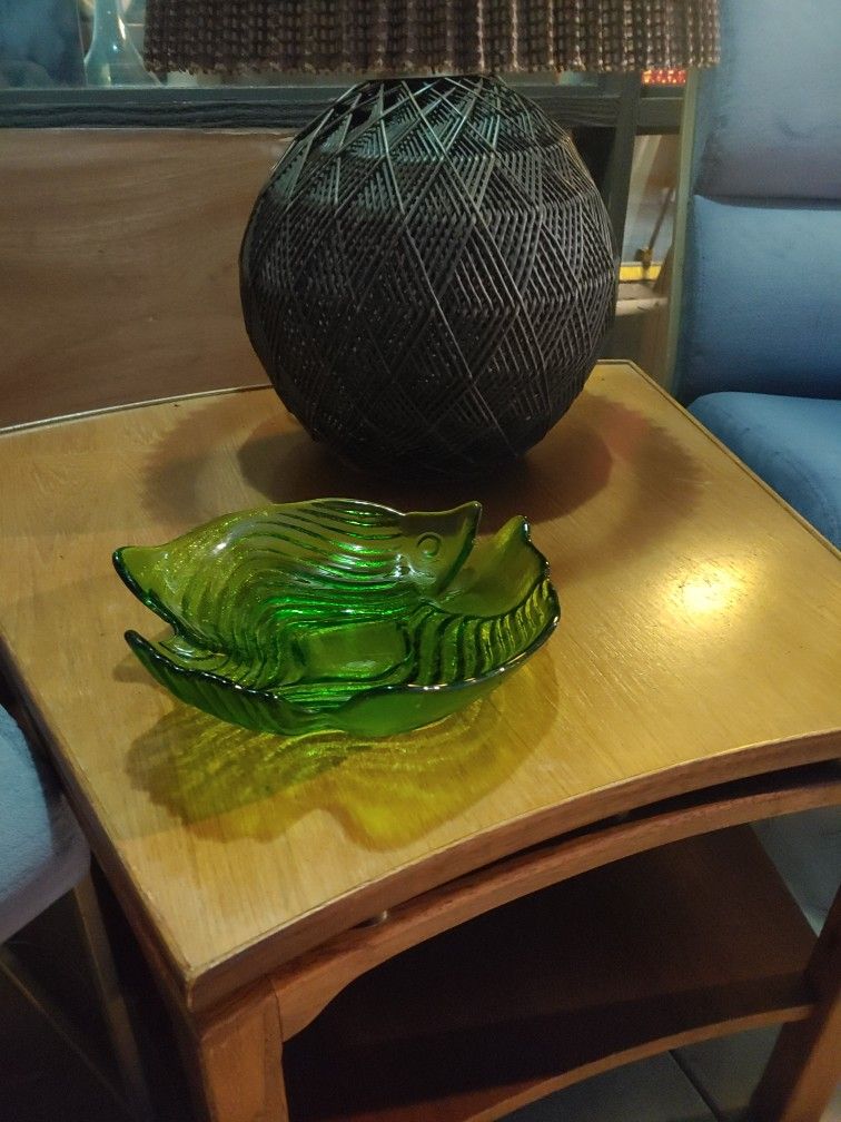 Sligh Lowry Furniture Co. Holland Michigan Vintage MCM Solid Wood Wedge Cocktail End Table Pie Shape Curved Raised Edge Mid Century Modern 1960s
