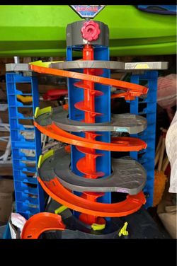 Hot wheels mega garage