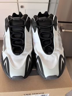 Yeezy 700 MNVN Blutin