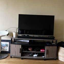 Entertainment Center / TV Stand 