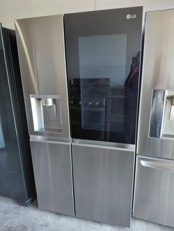 LG brand refrigerator, 36 cm wide by 68.5 cm high and 29 cm deep. It has an ice maker and a water dispenser. Everything works perfectly. 3-month warra