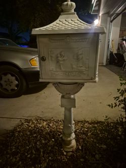 Vintage-Style White Cast Aluminum Freestanding Mailbox – Excellent Condition with 2 Keys!