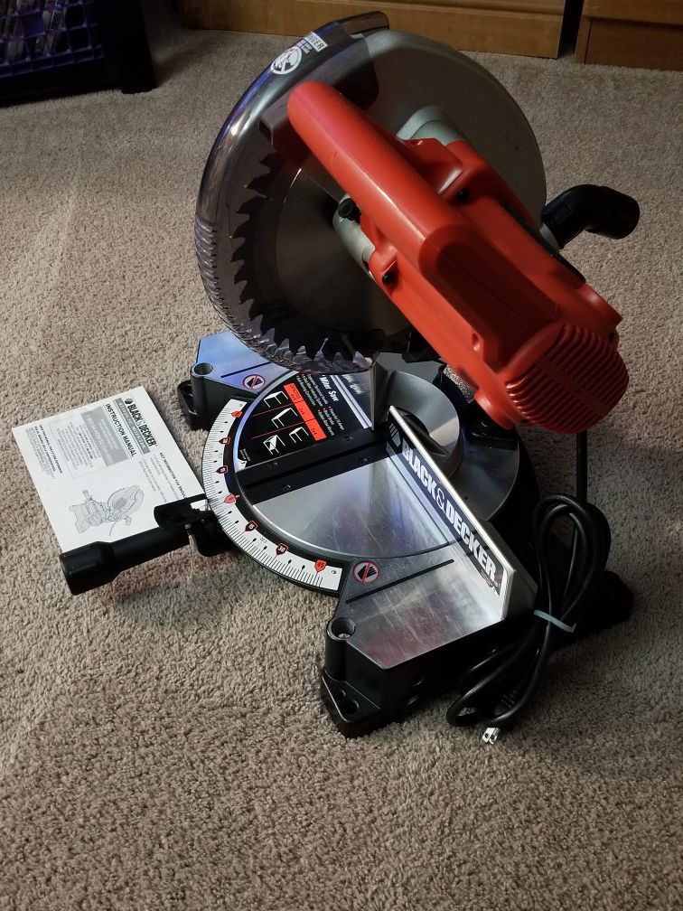 BLACK AND DECKER 10 POWER MITER SAW #7715 for Sale in Fort