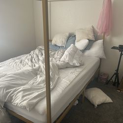 Queen bed canopy bed