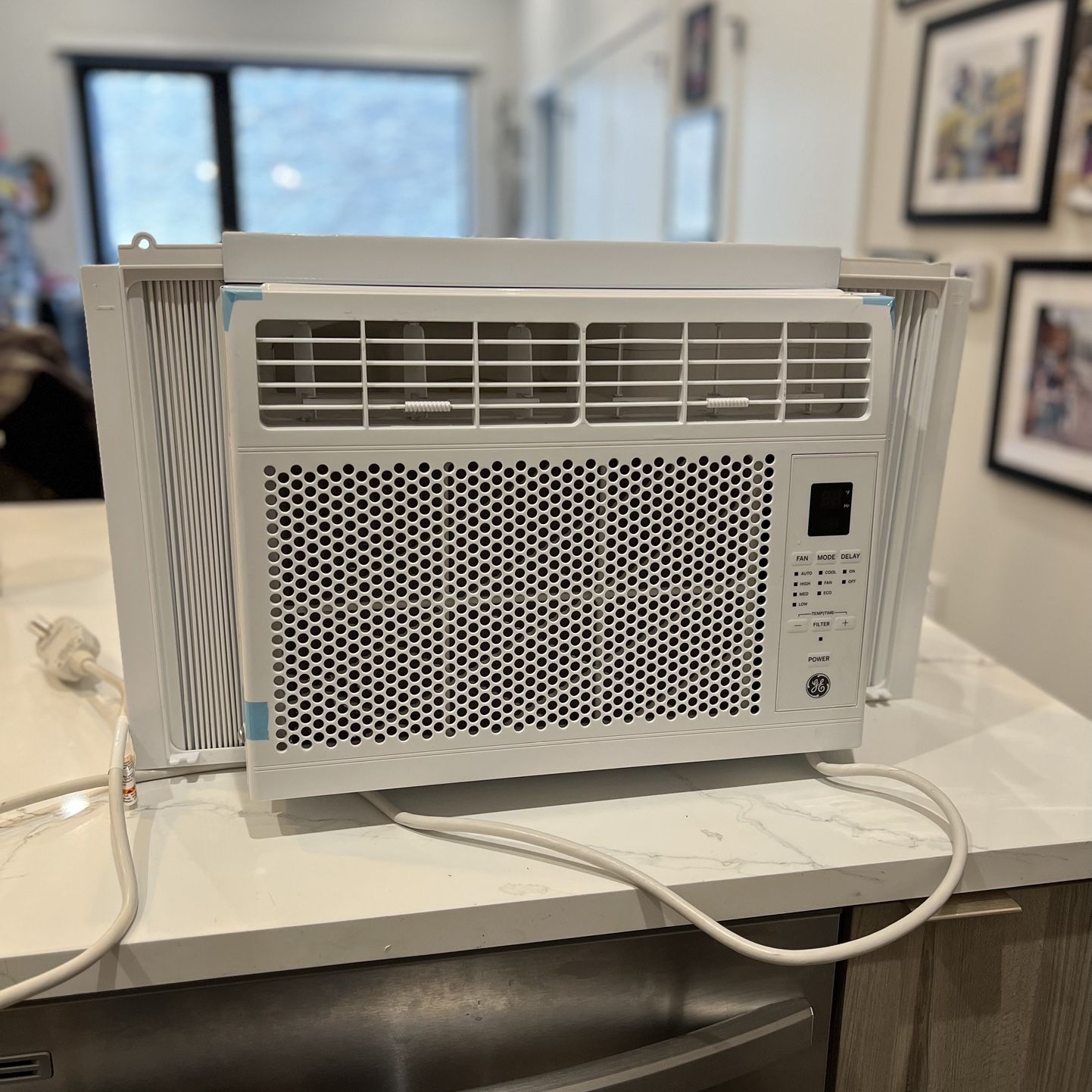 GE - 6000 BTU Window AC unit With Remote! 