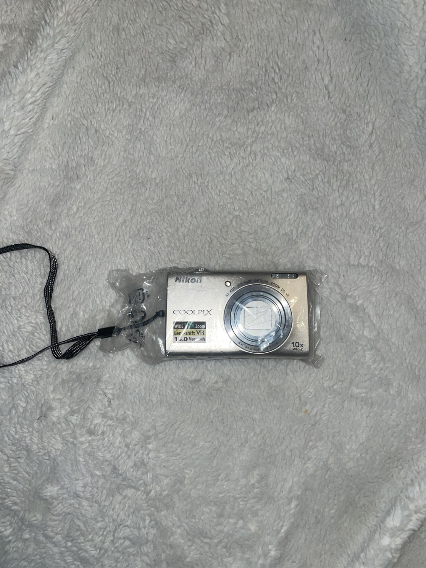 Capture life in HD: Nikon COOLPIX S6200 Digital Camera 10x Zoom (Sleek Silver!)