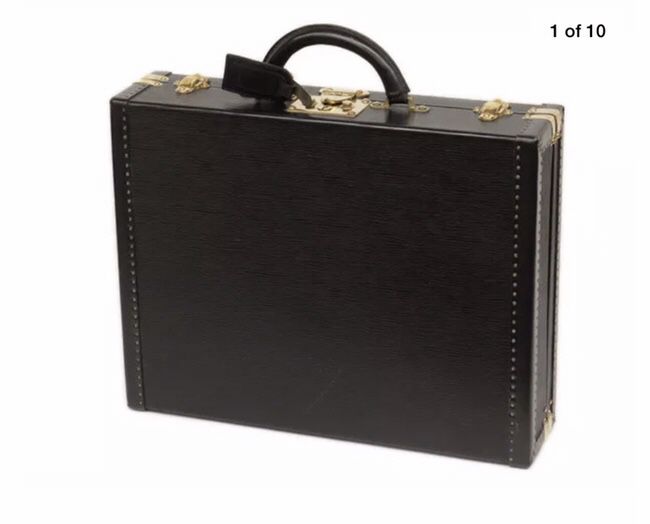 AUTH LOUIS VUITTON Epi GOLD HARD BRIEFCASE PRESIDENT CLASSEUR TRUNK BAG for  Sale in Chicago, IL - OfferUp
