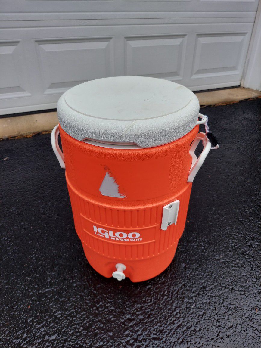 Igloo 5 Gallon Water Jug Cooler  Excellent Condition 