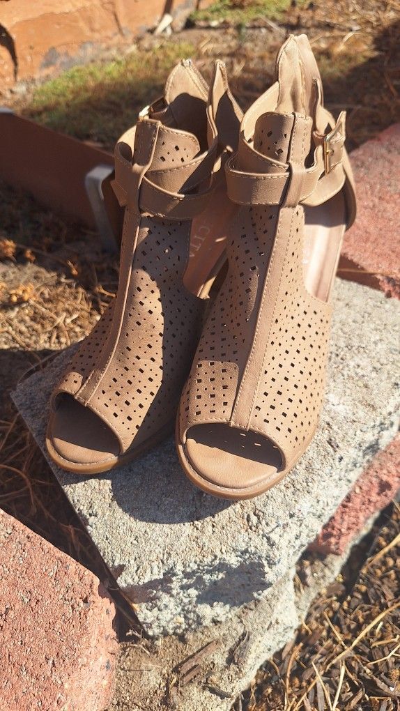 TAN OPEN TOE HEEL SIZE 9