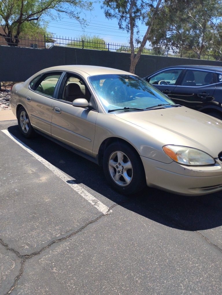 2001 Ford Taurus 4 door at runs n drives clean n clear title ready to go needs work