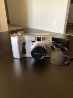 Vintage Digital Camera - Minolta Dimage S404