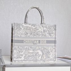 Young and fashionable, can be carried on the shoulder