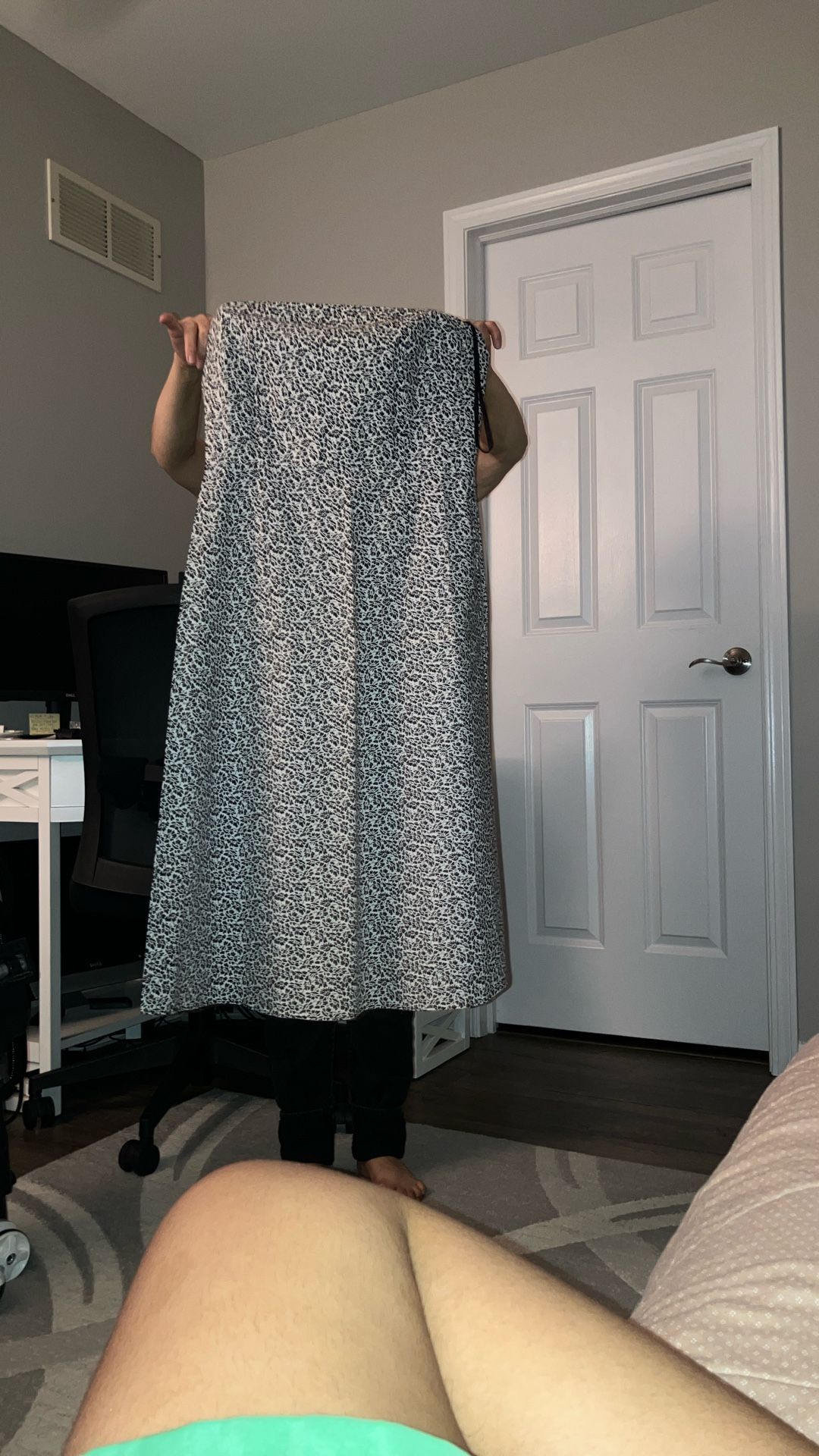 The Color Is Black And White And The Size Is 6