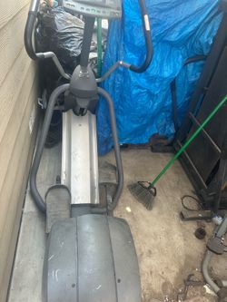Free/ Precor EFX Elliptical Trainer First come first served. FRee FRee Worn Precor EFX elliptical trainer has a sturdy steel trame with plastic housin