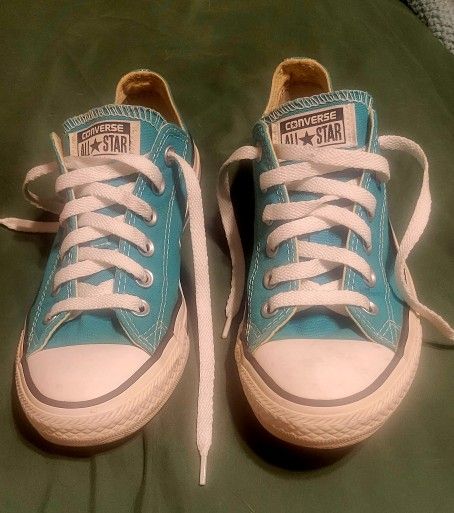 Vintage Converse, Teal and Black. Black Is A 6.5 Women's And The Teal Is An 8