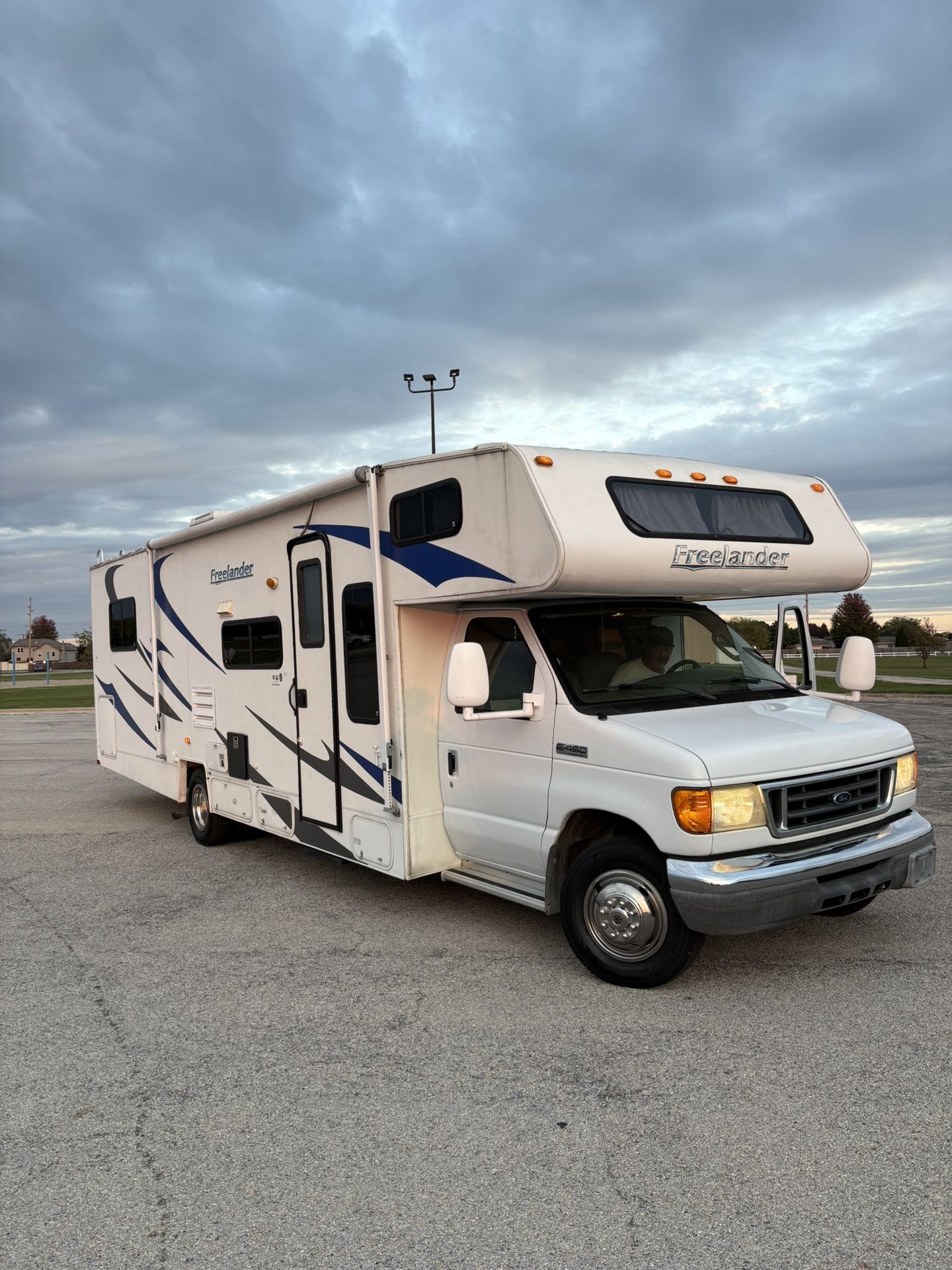 2008 Coachmen Freelander Series M-3150 SS-Ford e450