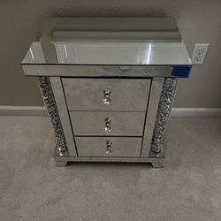 Mirror Nightstand with 3 Drawers in Great condition 