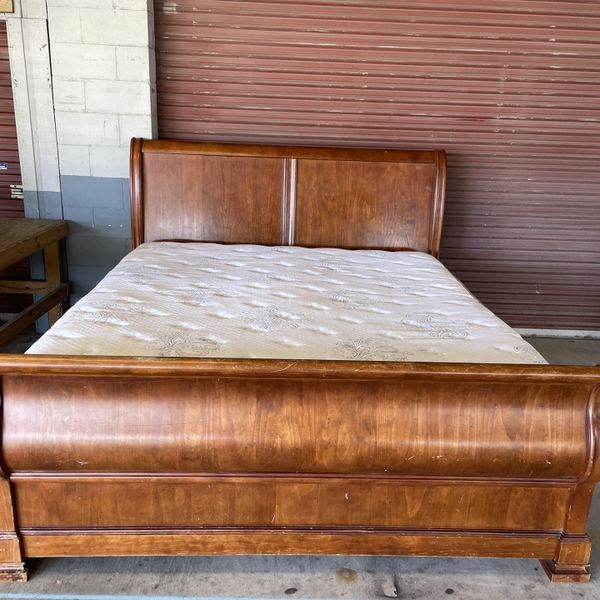 King Size Bed, Mattress And Box Spring 🛻 🛻Free Delivery 🛻🛻