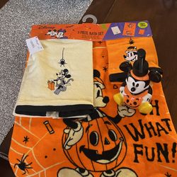 Mickey And Minnie 3 Piece Bath Set And Mickey Pumpkin Soap Pump
