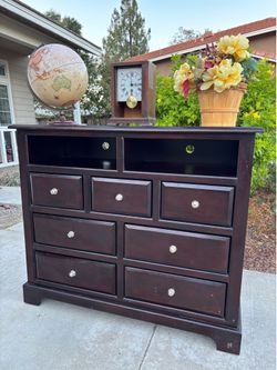 7 Drawer Modern Dresser Chest of Drawers Furniture Great Condition