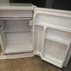 Mini Fridge 