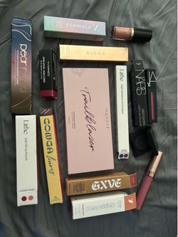 Makeup bundle - 19 items