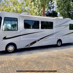 2007 Four Winds/ Thor; hurricane 33H RV