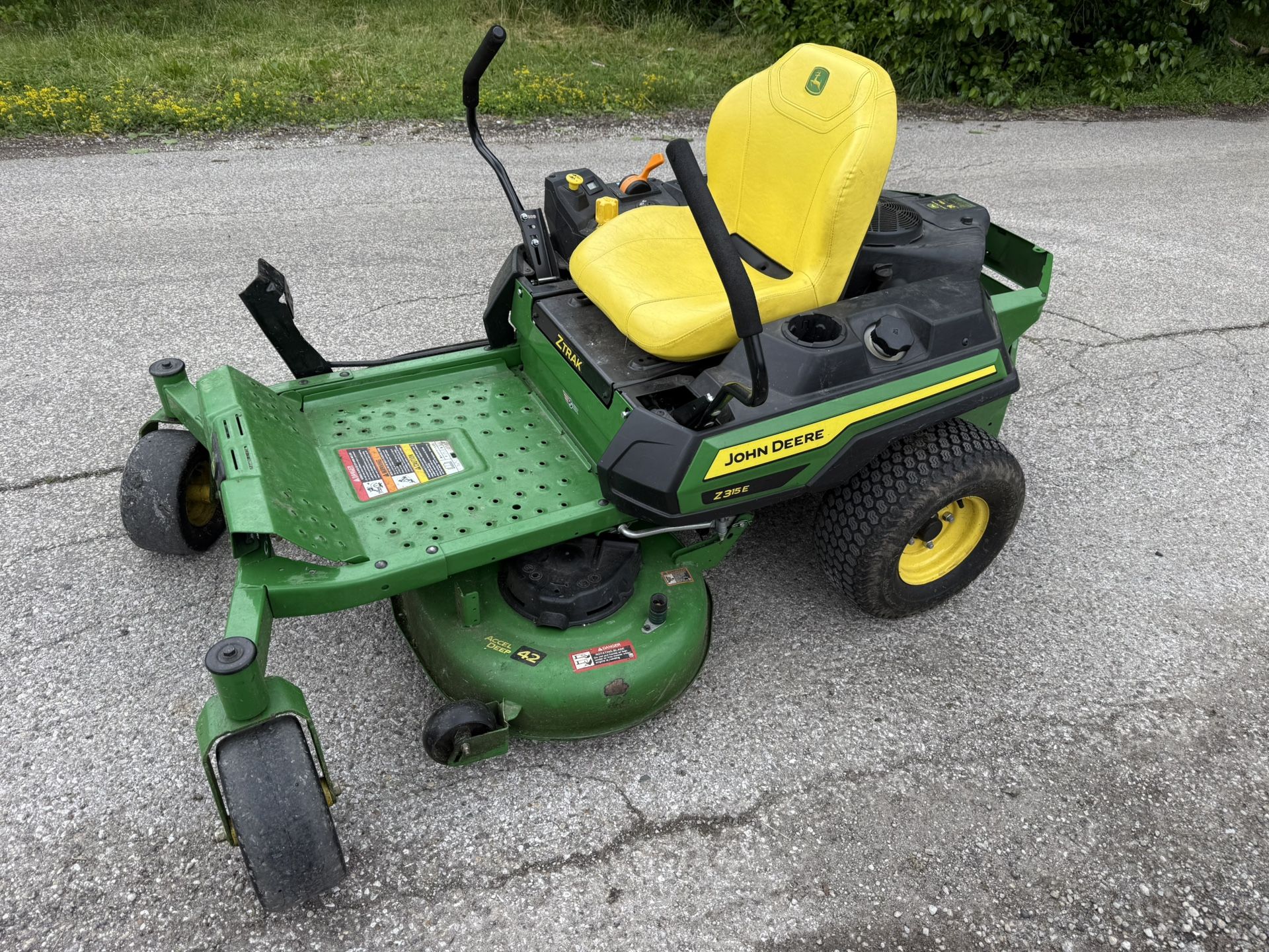 John Deere Z315e Zero turn Mower