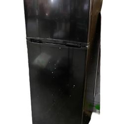 RCA RFR741-BLACK Apartment Size-Top Freezer-2 Door Fridge (New With Damage)