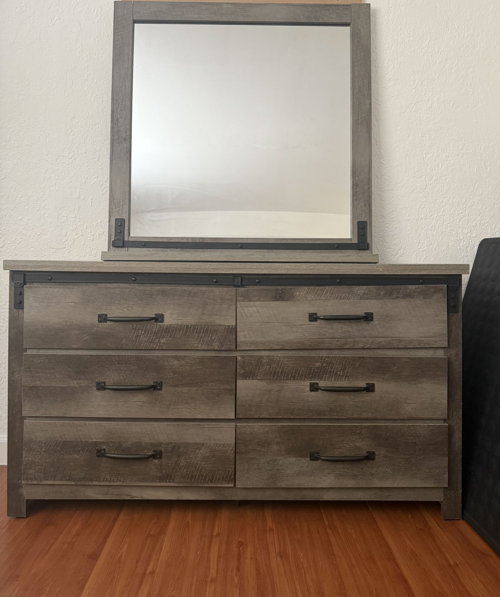 Dresser With Mirror