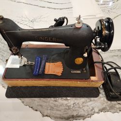 Vintage1941 Singer Sewing Machine Model 66 - Excellent Condition