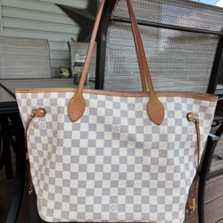 Louis Vuitton Neverfull Tote