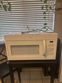 MICROWAVE- White- Above Stove
