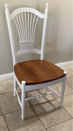 WOOD CHAIR  WHITE WITH NATURAL WOOD SEAT GREAT CLEAN CONDITION. ASKING $15