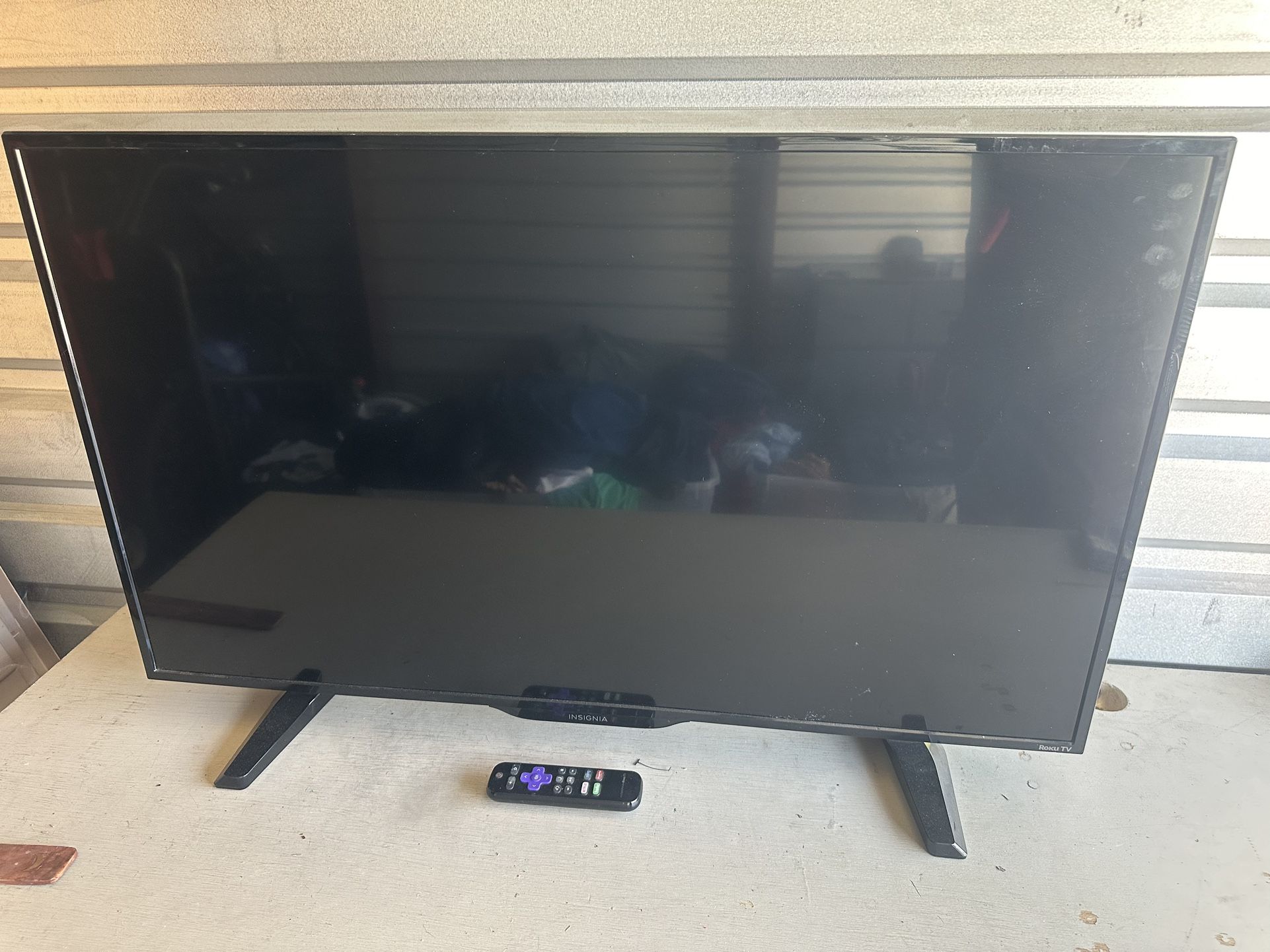 39" Class - LED - 1080p - Smart - HDTV Roku TV