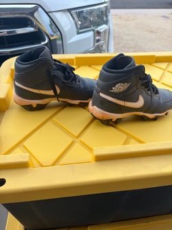 Kids cleats