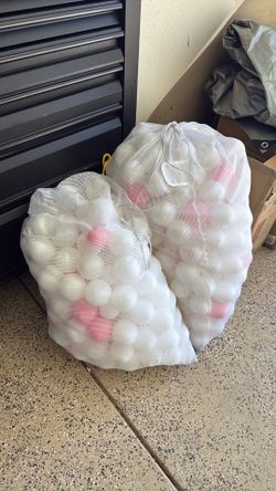 Plastic play balls