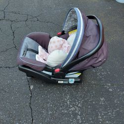 New Born Carseat Used,in Very Good Condition,the Baby Pillow Is Included ,it Has Everything Ready To Use