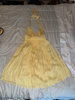 light yellow halter dress from BCBG MaxAzria features pleated fabric and a tie neck detail size 4