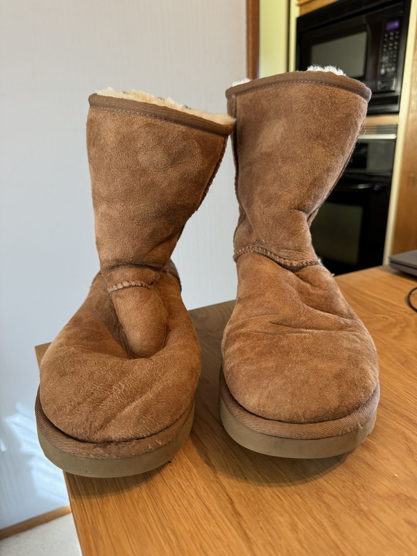 Loved Uggs Women’s Size 9 Chestnut L@@K!