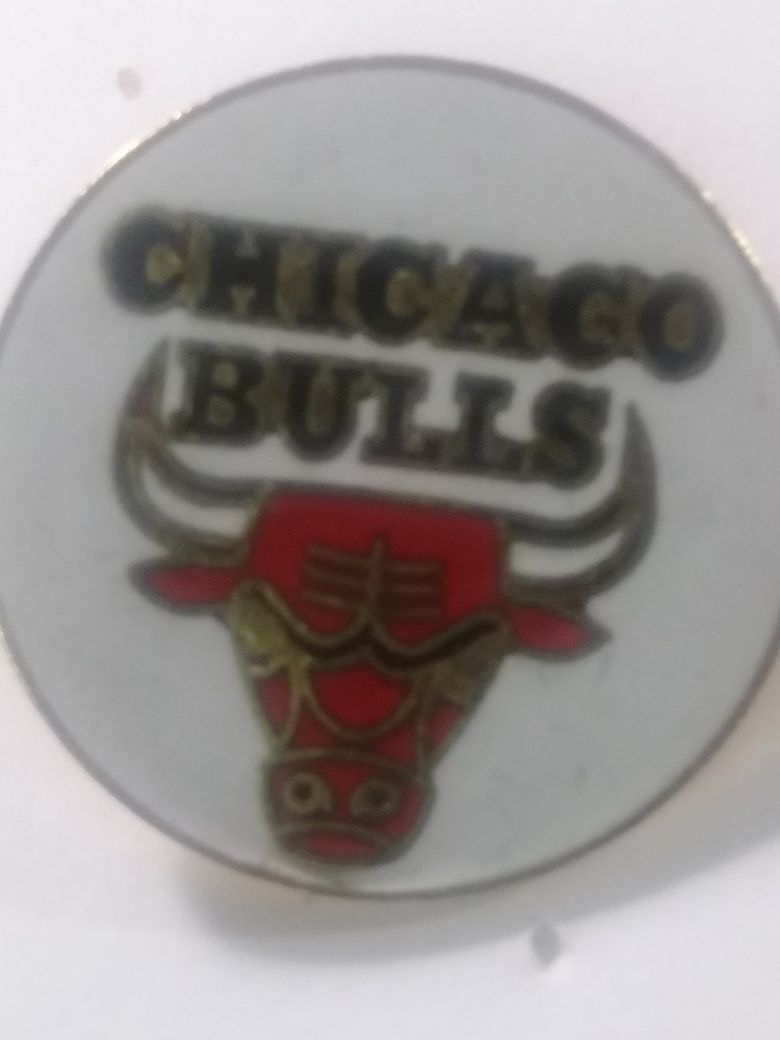 Chicago Bulls lapel pin